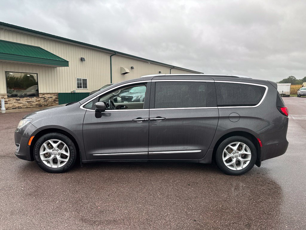 Used 2018 Chrysler Pacifica Touring-L Plus FWD image 36