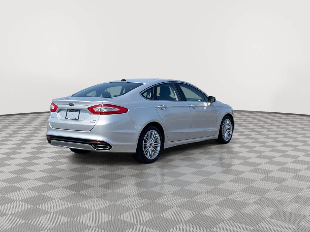 Used 2016 Ford Fusion SE w/ Equipment Group 202A image 7