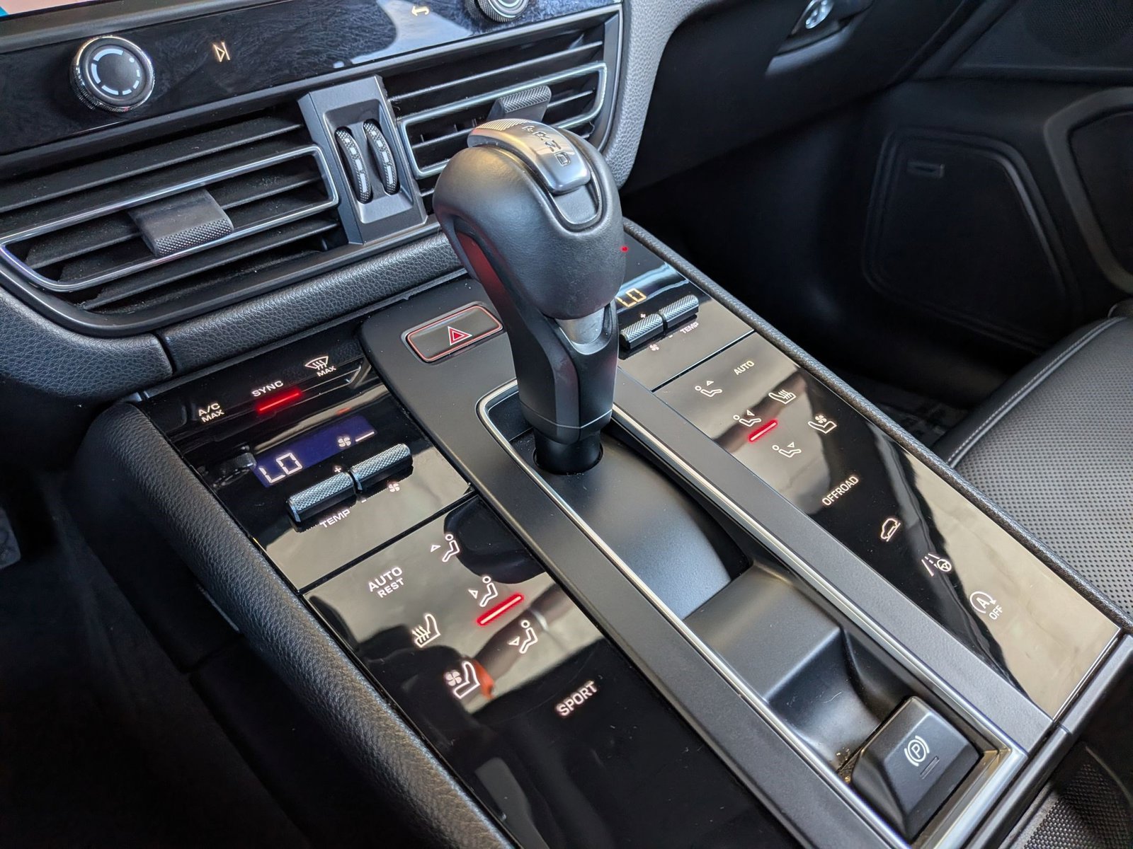 Certified 2024 Porsche Macan AWD/4WD image 19