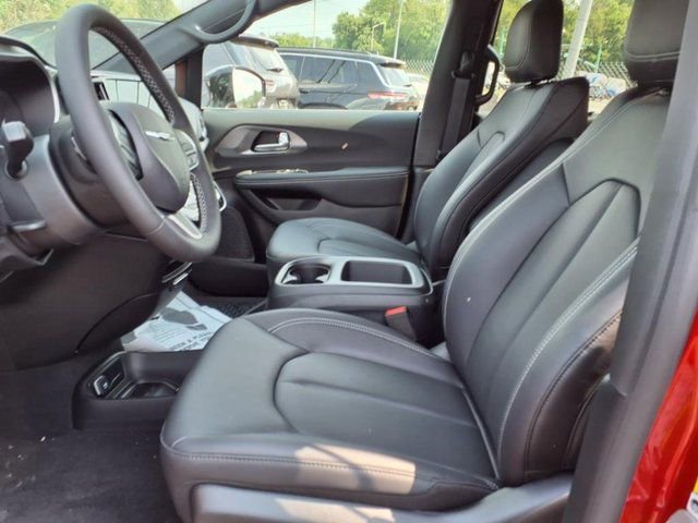 New 2025 Chrysler Voyager LX FWD image 5
