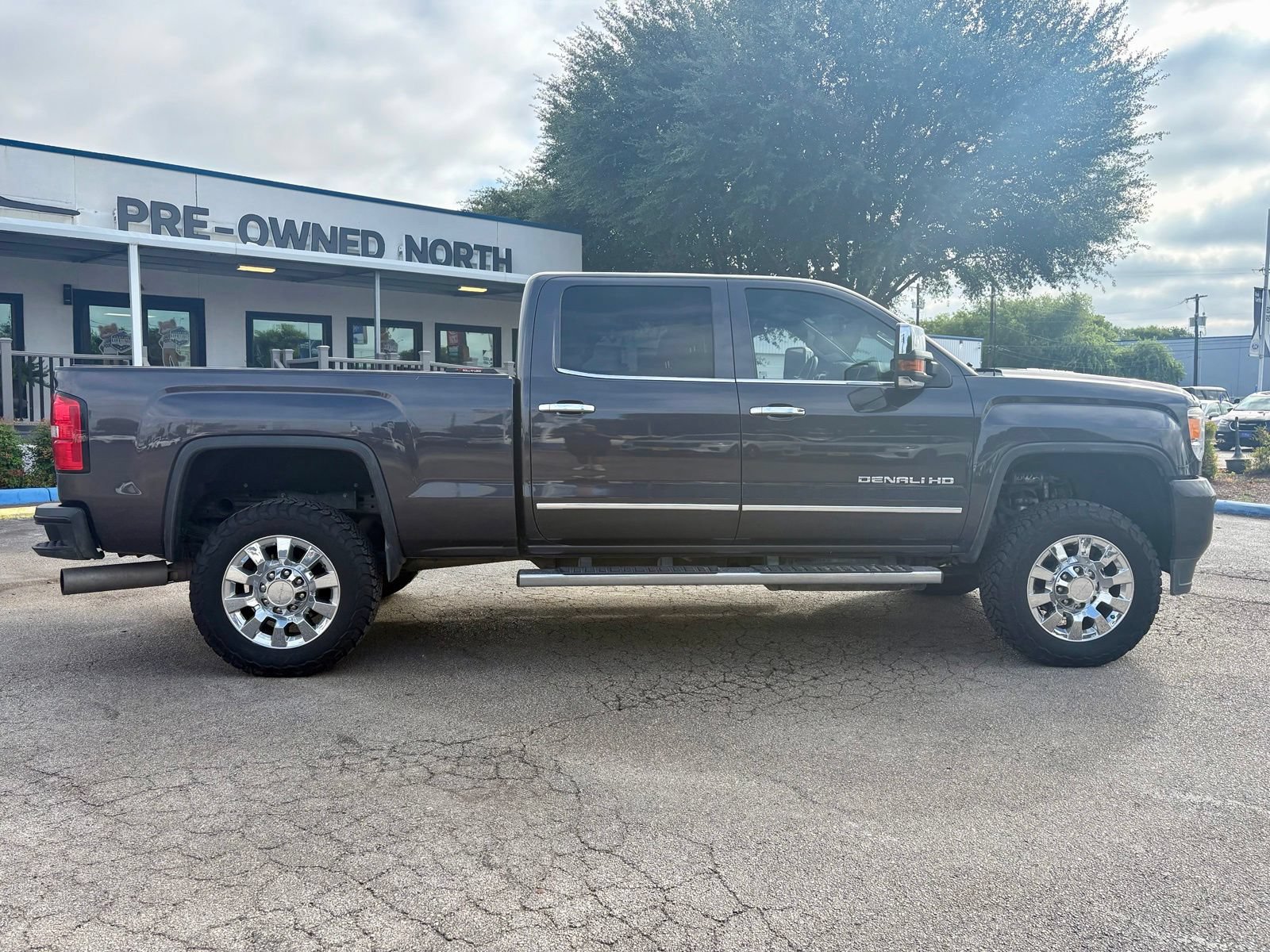 Used 2016 GMC Sierra 2500 Denali w/ Duramax Plus Package AWD/4WD image 2