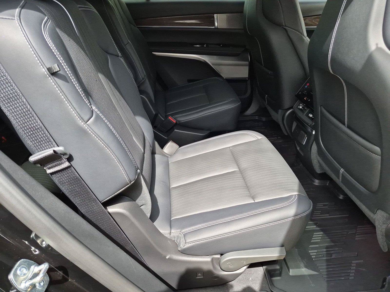 New 2027 Cadillac Vistiq Sport w/ LPO, Floor Liner Package AWD/4WD image 24