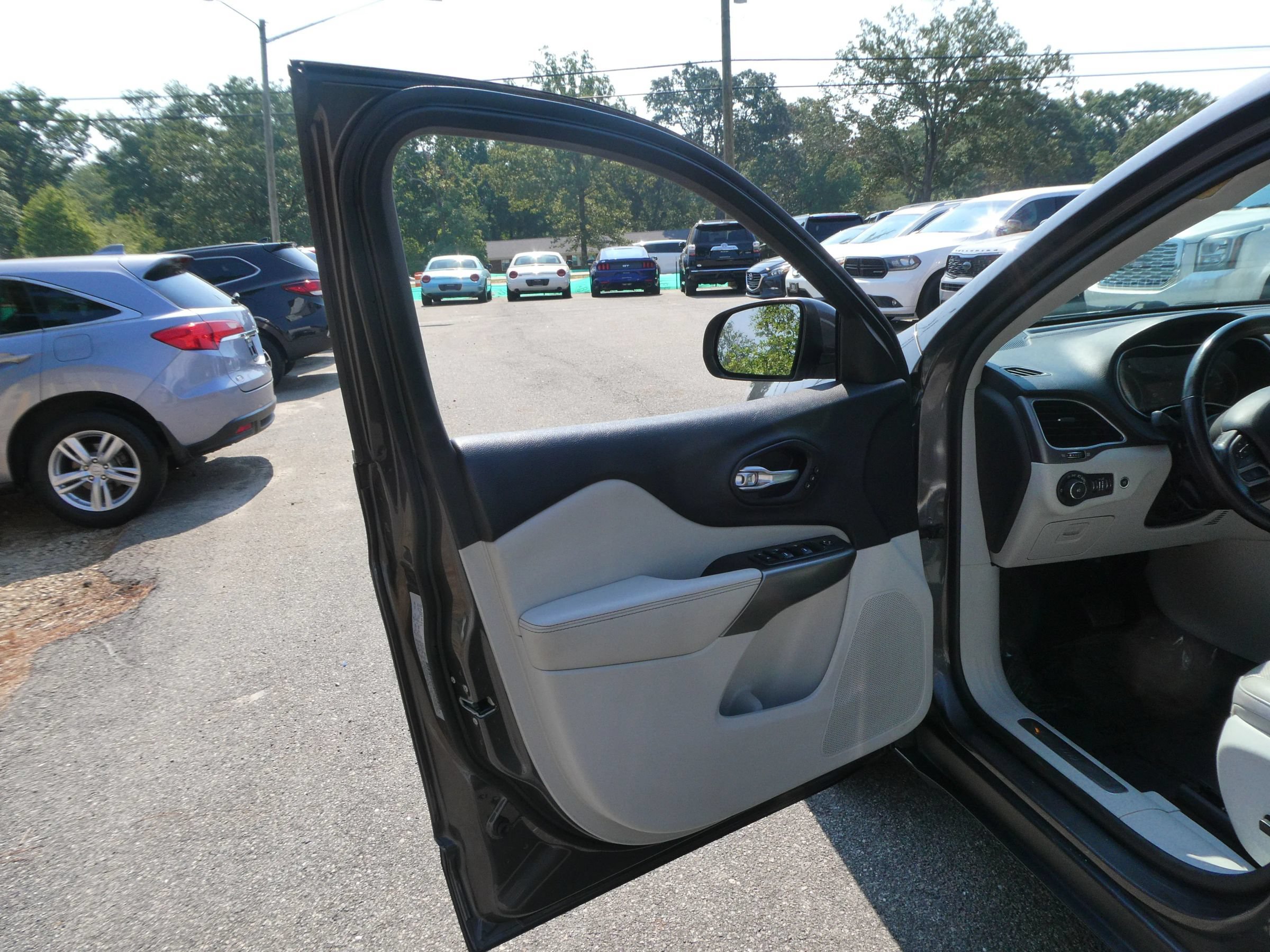 Used 2019 Jeep Cherokee Limited FWD image 11