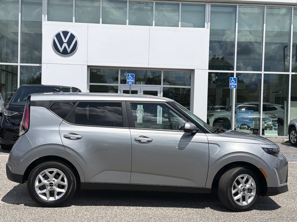 Used 2025 Kia Soul LX w/ LX Technology Package FWD image 3
