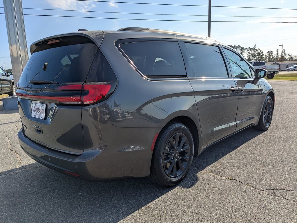 Used 2021 Chrysler Pacifica Touring w/ S Appearance Package image 4