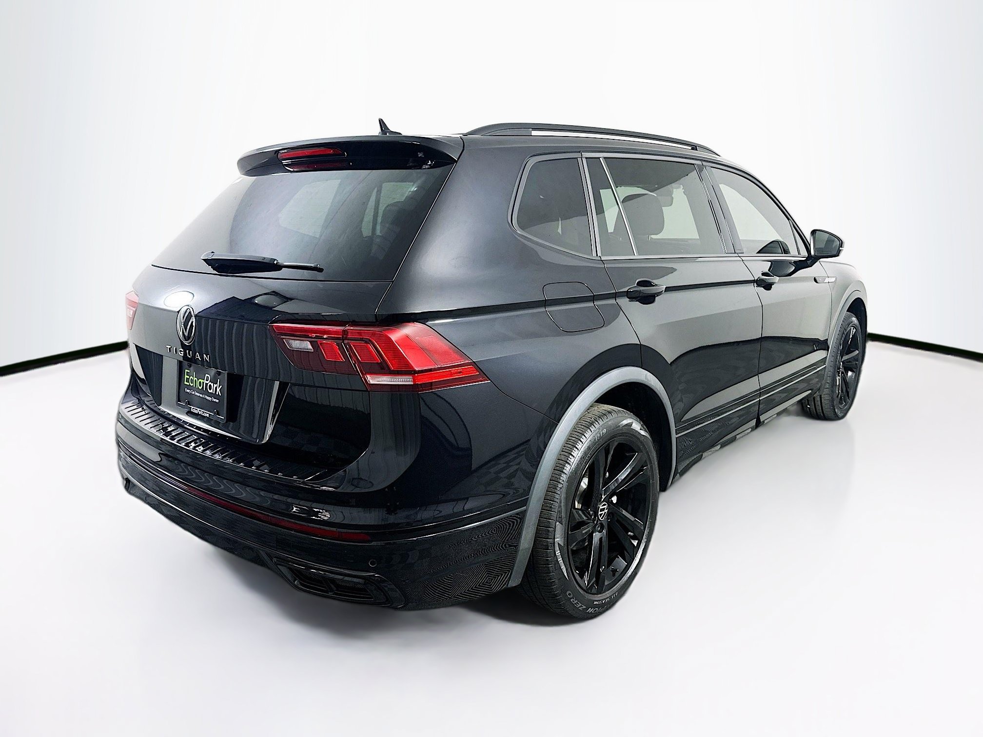Used 2023 Volkswagen Tiguan SE R-Line FWD image 9