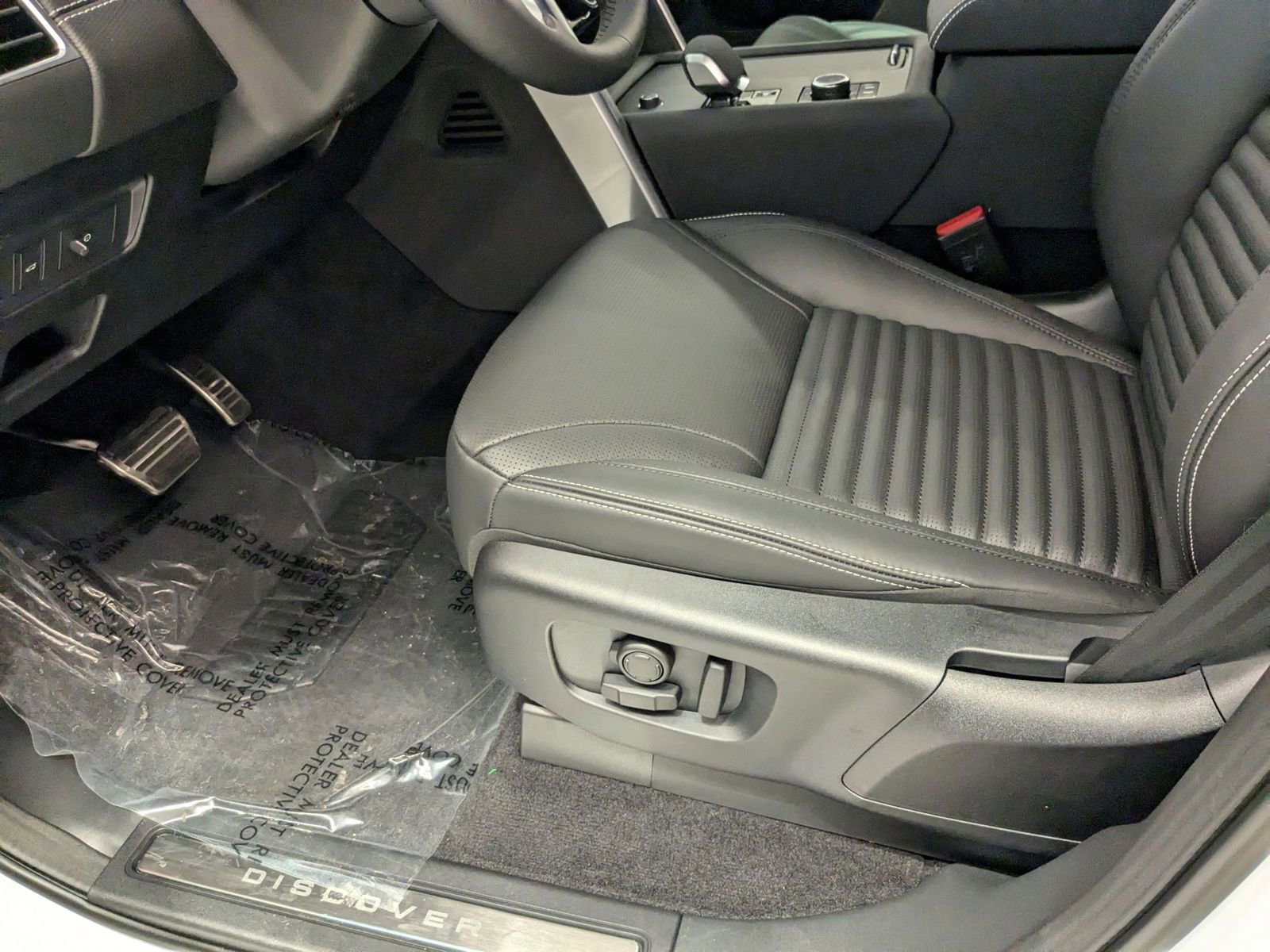 New 2025 Land Rover Discovery Dynamic SE image 4