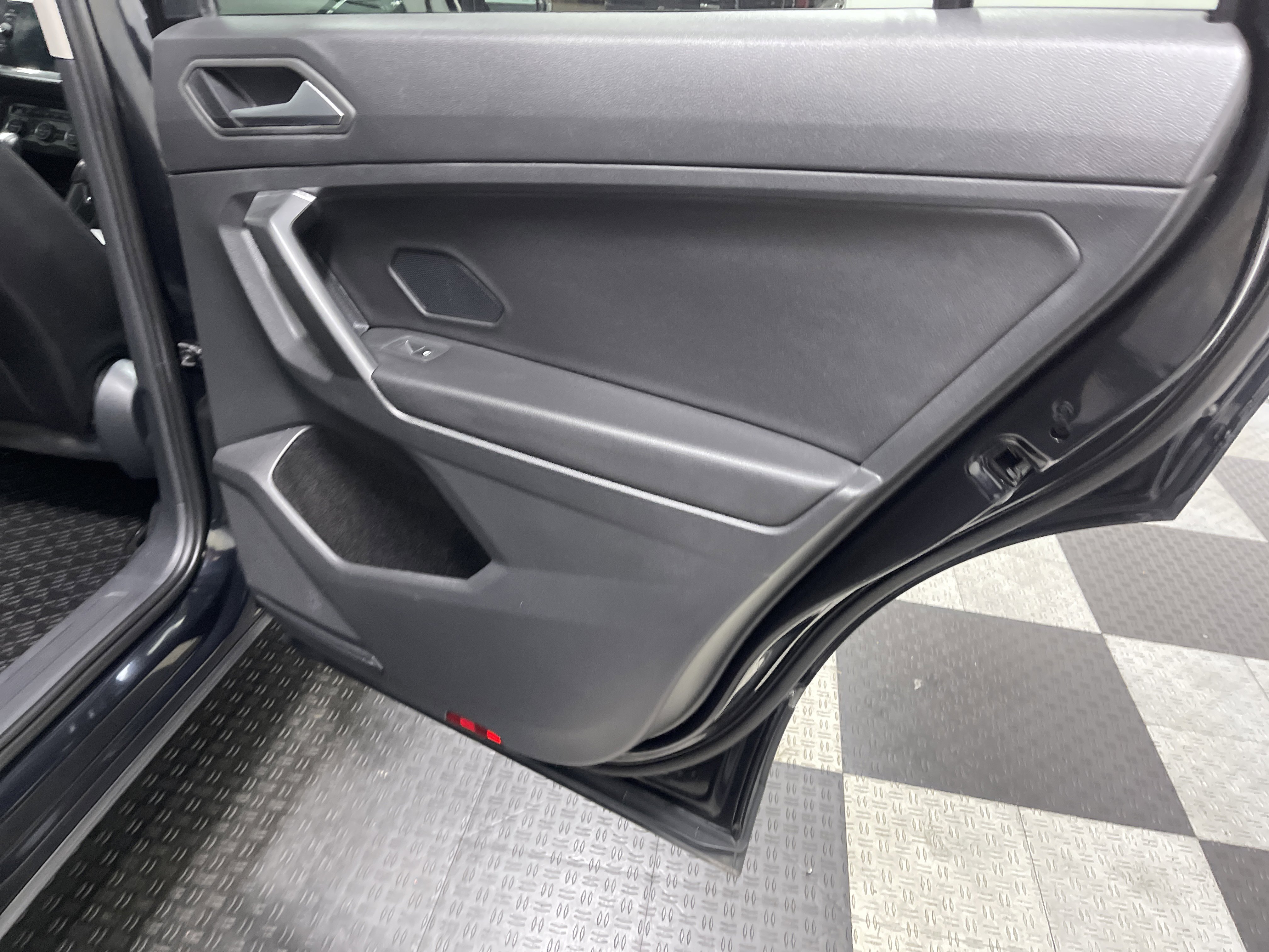 Used 2021 Volkswagen Tiguan SE image 19