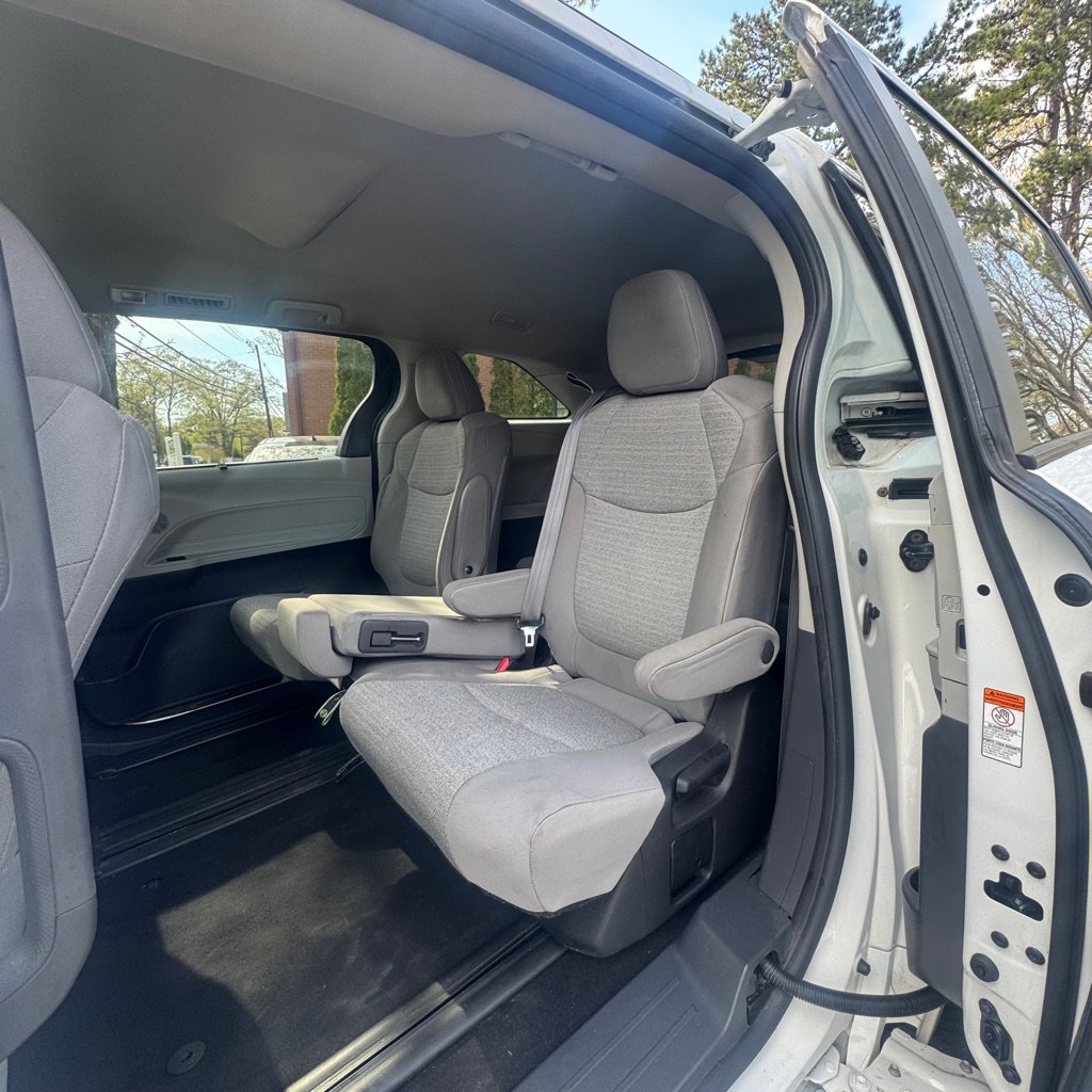 Used 2022 Toyota Sienna LE FWD image 12