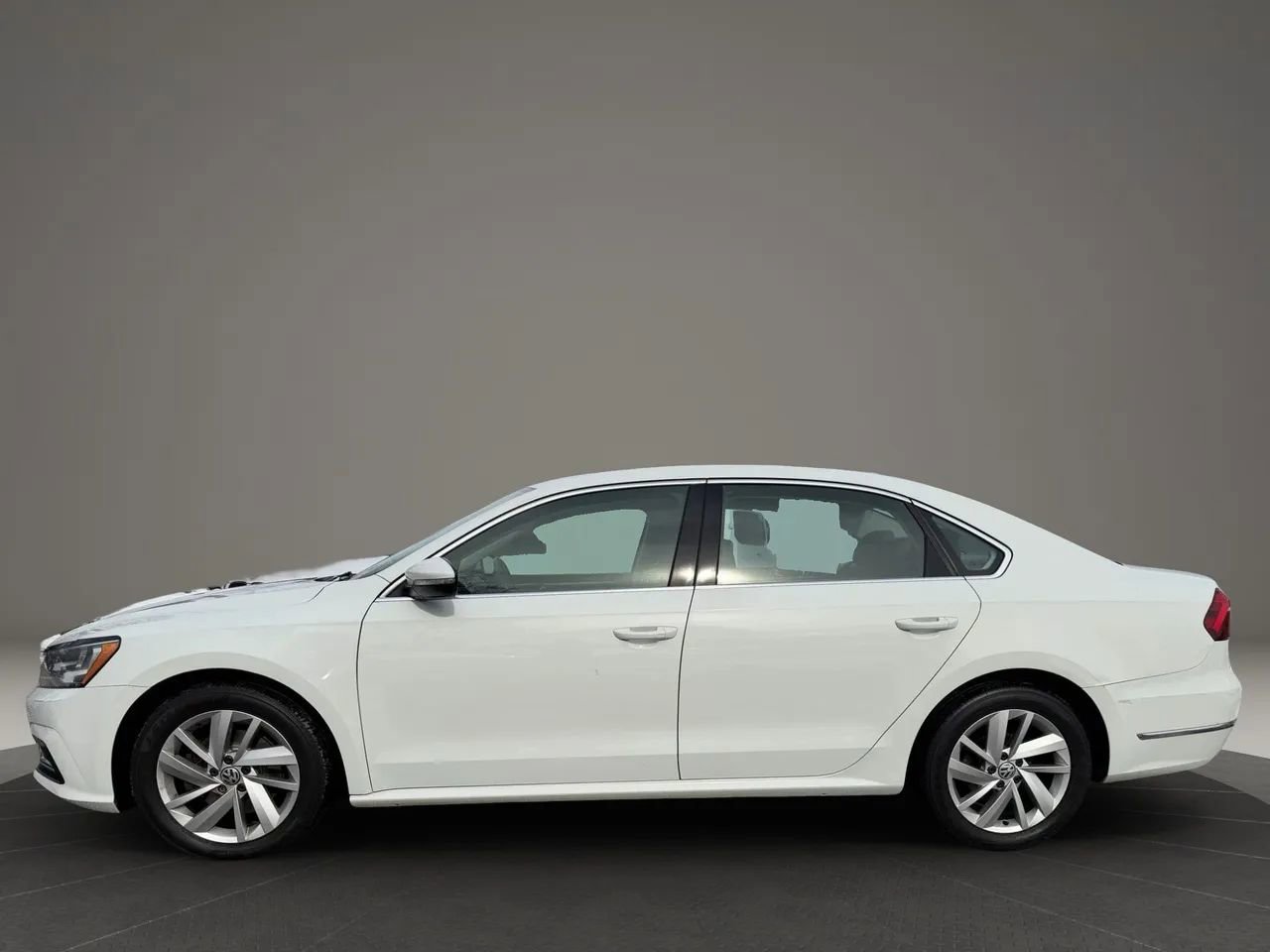 Used 2018 Volkswagen Passat 2.0T SE image 5