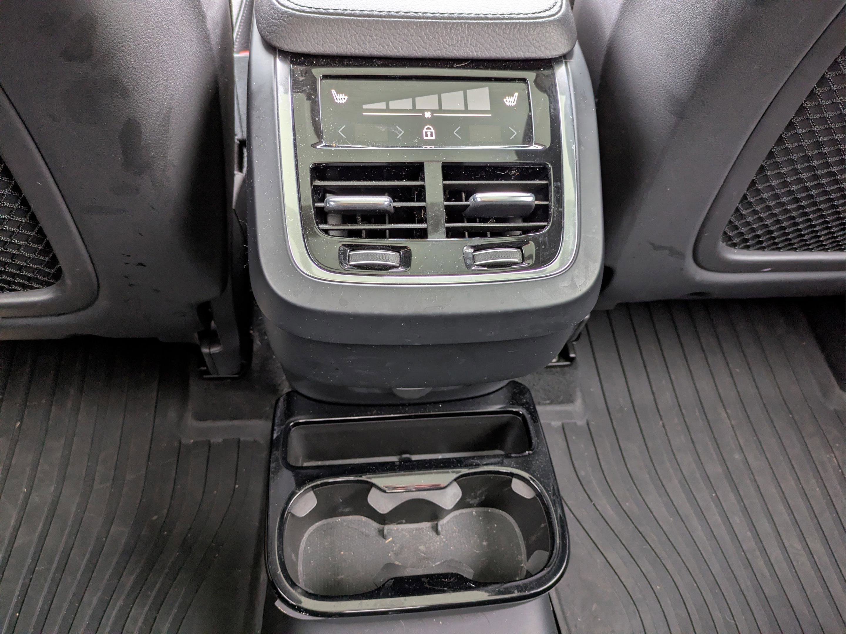 Used 2022 Volvo XC90 T6 Momentum w/ Climate Package image 14