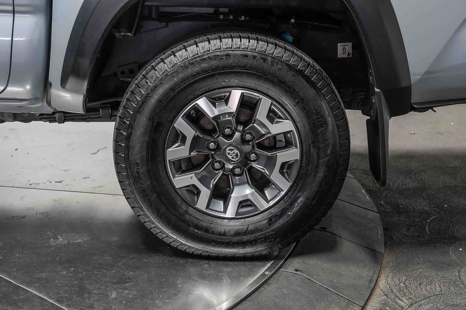 Certified 2018 Toyota Tacoma TRD Off-Road w/ Technology Package AWD/4WD image 11