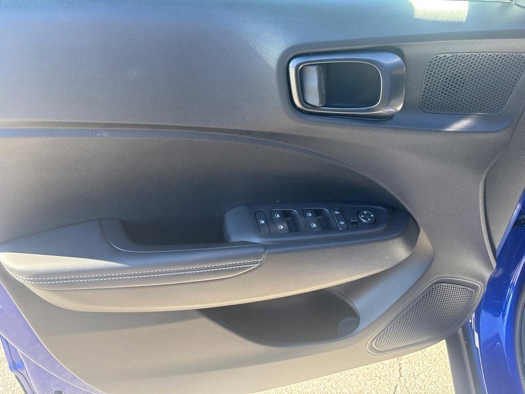 Used 2025 Hyundai Venue Limited FWD image 16