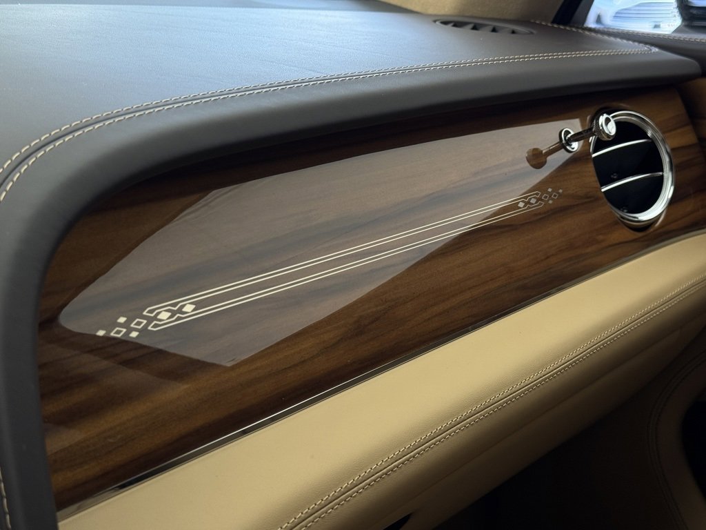 New 2024 Bentley Bentayga Plug-In Hybrid image 23