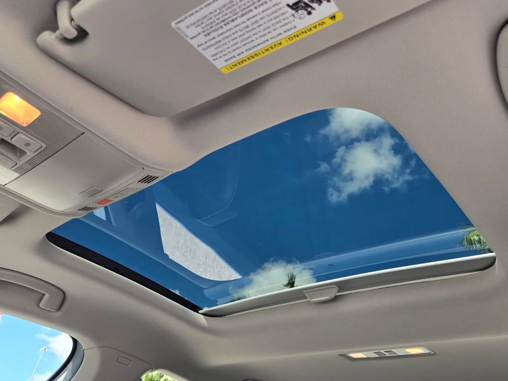Certified 2025 Volkswagen Jetta SE w/ Sunroof Package image 19