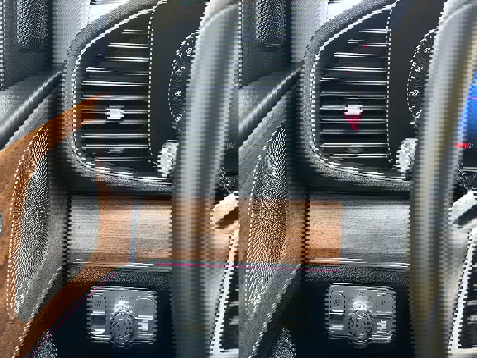 Used 2025 Mercedes-Benz GLE 450e 4MATIC image 35