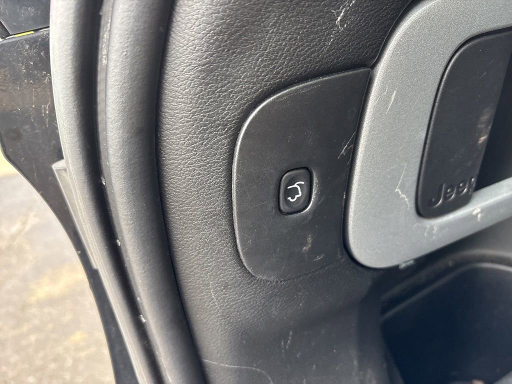Used 2016 Jeep Cherokee Overland AWD/4WD image 12