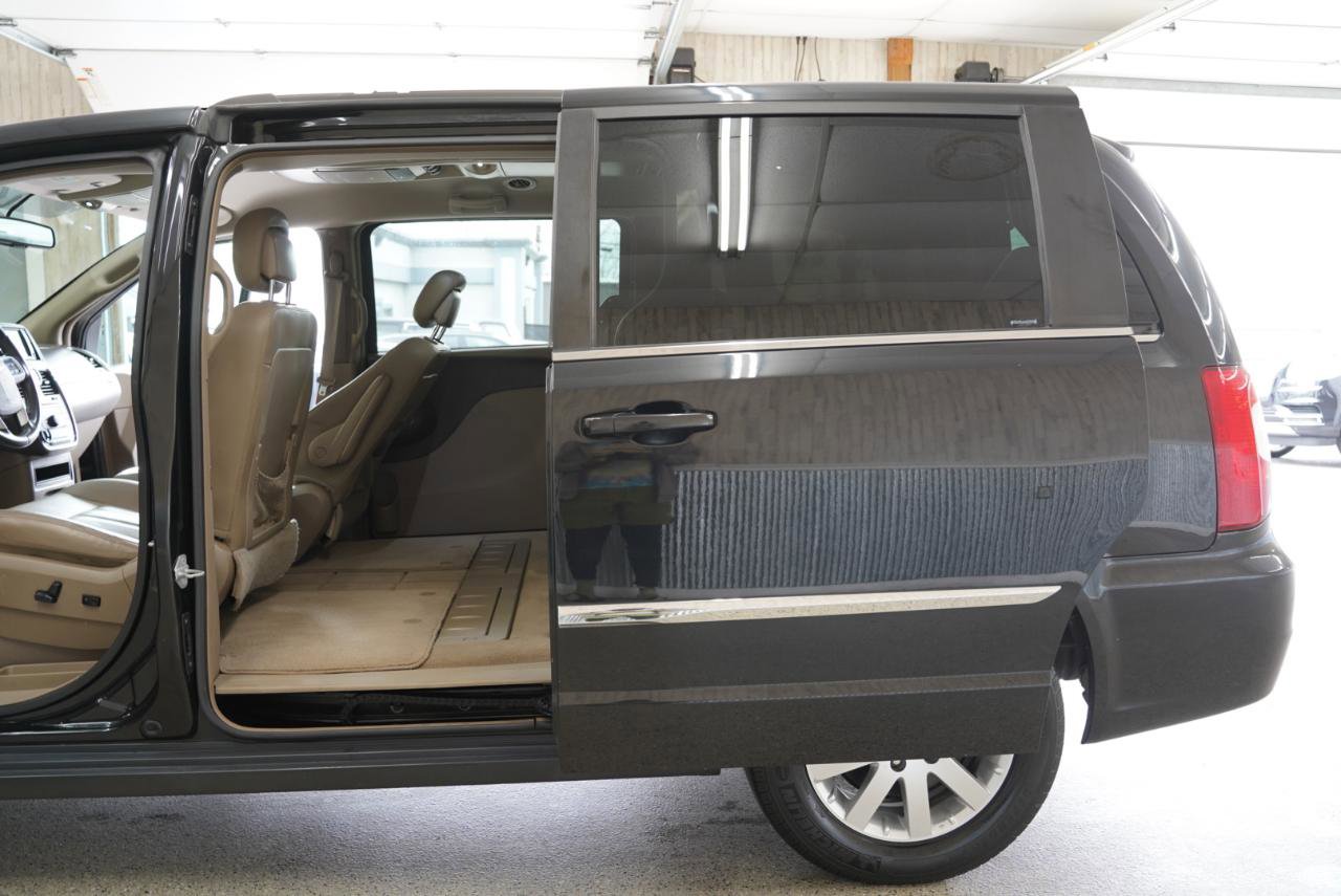 Used 2016 Chrysler Town & Country Touring FWD image 32