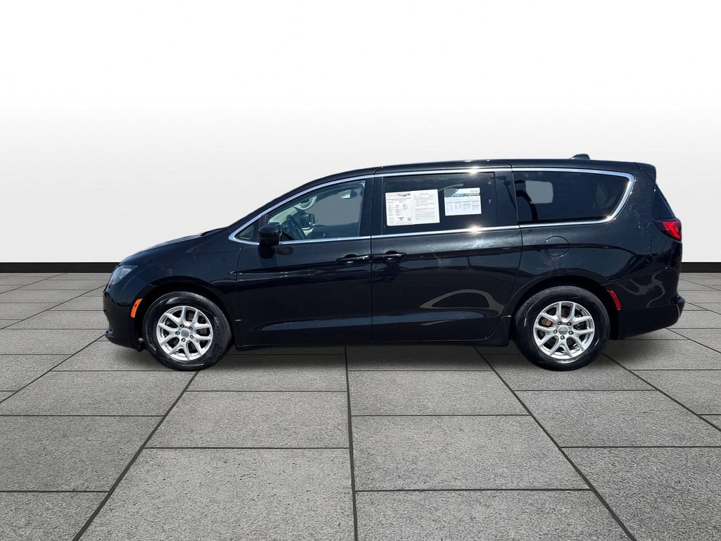 Used 2017 Chrysler Pacifica Touring FWD image 2