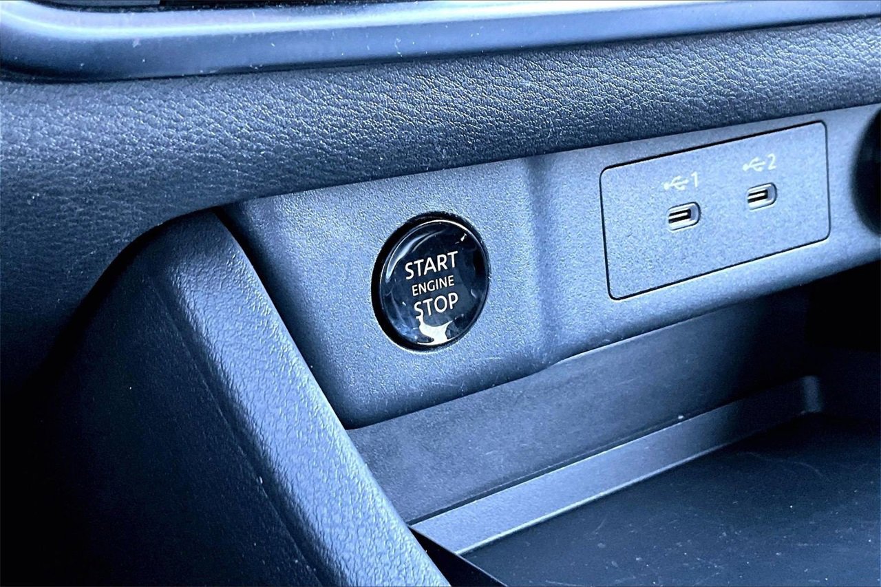 Used 2024 Nissan Rogue SV image 25