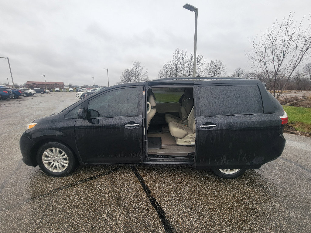 Used 2015 Toyota Sienna XLE w/ XLE Navigation Package image 24