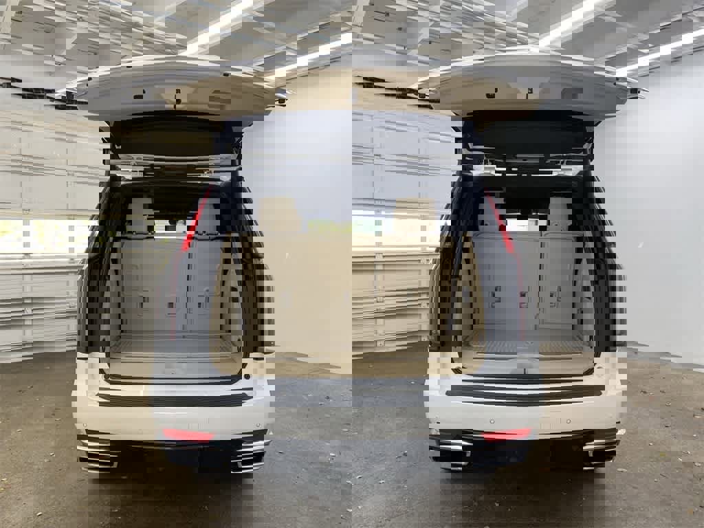 Used 2023 Cadillac Escalade Premium Luxury image 30