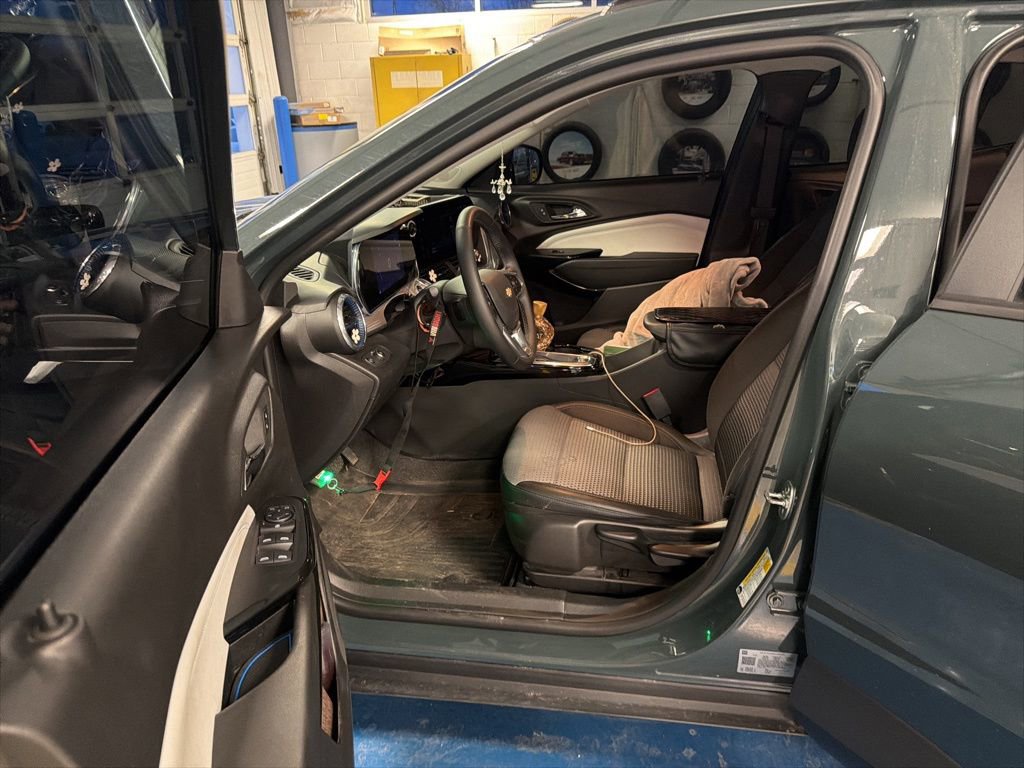 Used 2025 Chevrolet Trax LT w/ Sunroof Package image 6