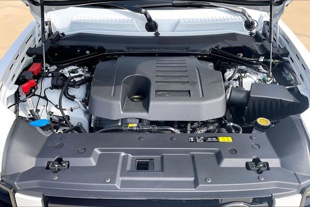 New 2026 Land Rover Defender 110 X-Dynamic SE image 13