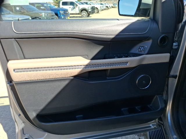 Used 2024 Ford Expedition Limited image 9