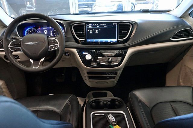 Used 2022 Chrysler Pacifica Touring-L image 39