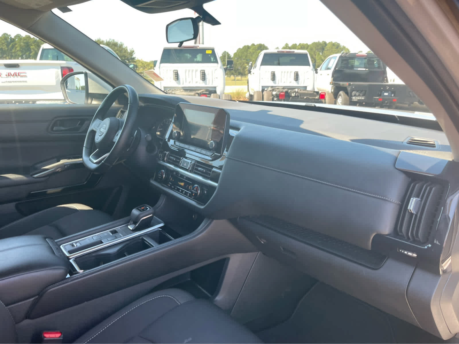 Used 2024 Nissan Pathfinder SV FWD image 28
