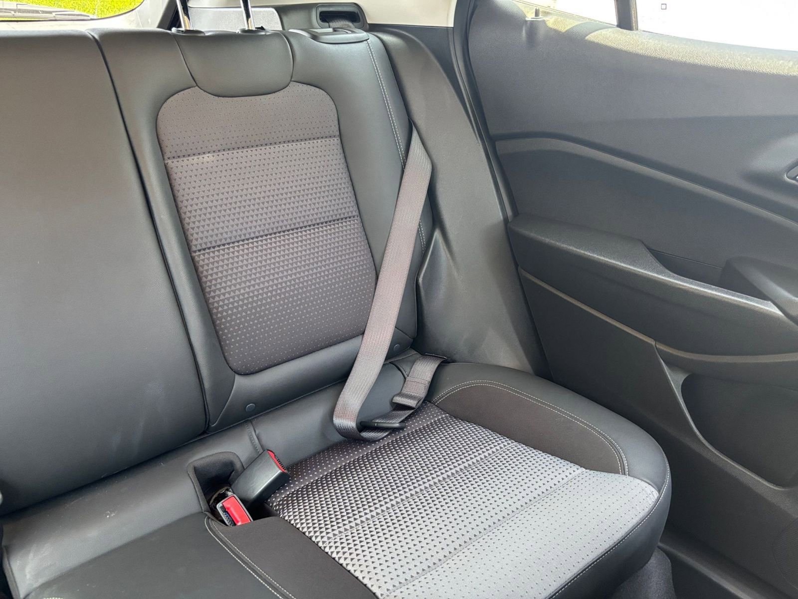 Used 2025 Chevrolet Trax LT FWD image 36