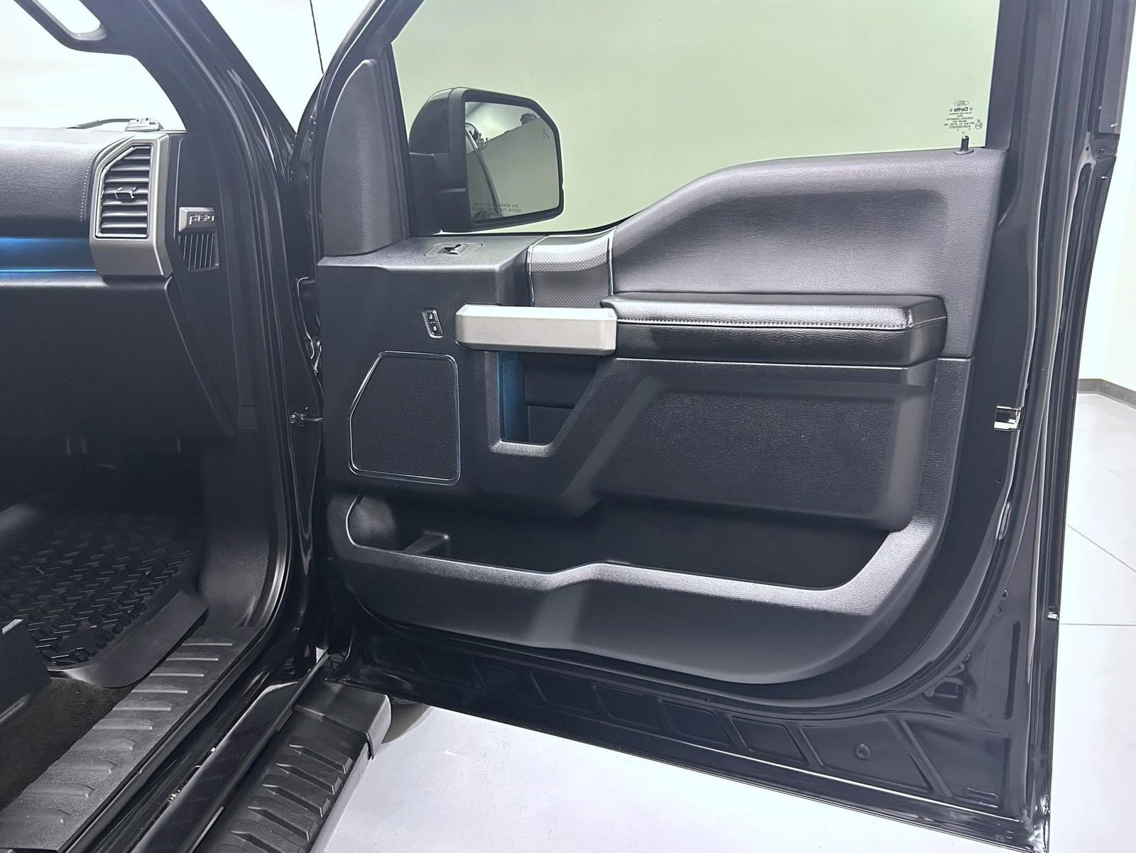 Used 2015 Ford F150 Lariat image 16