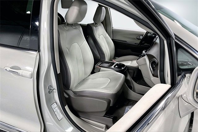 Used 2017 Chrysler Pacifica Touring-L image 26