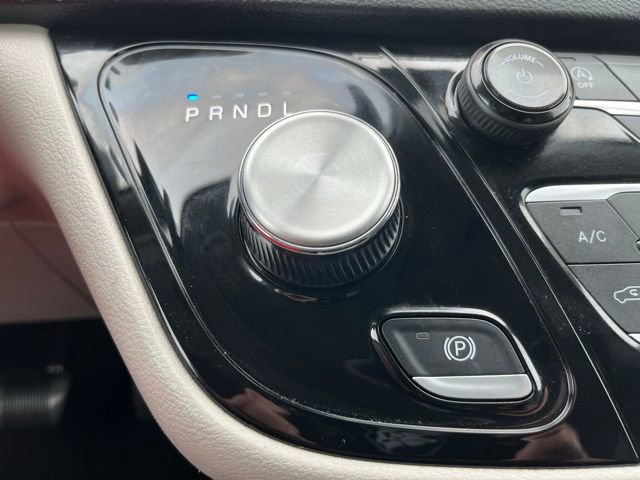 Used 2019 Chrysler Pacifica Touring-L FWD image 20