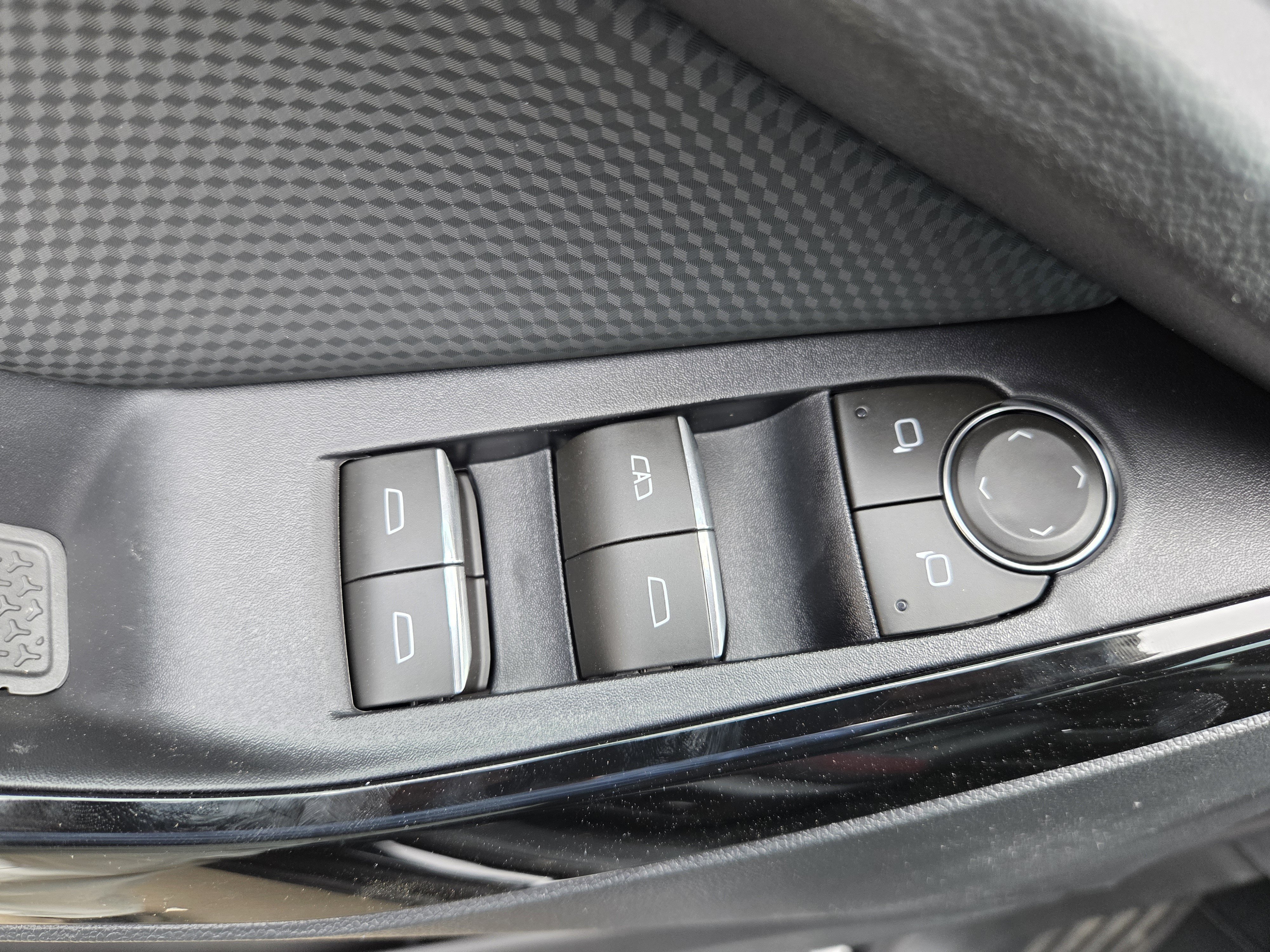 New 2026 Chevrolet Equinox RS w/ Convenience Package III FWD image 18