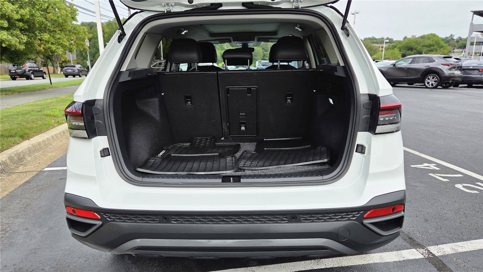 Certified 2025 Volkswagen Taos SE AWD/4WD image 5