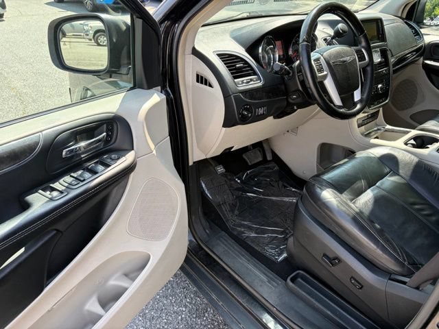 Used 2015 Chrysler Town & Country Limited Platinum FWD image 24