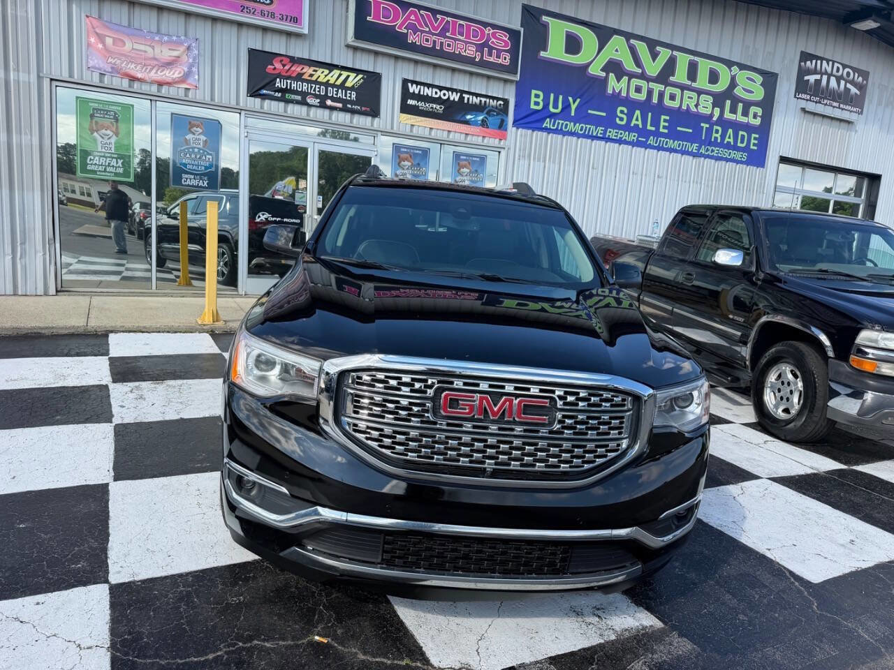 Used 2018 GMC Acadia Denali w/ Technology Package AWD/4WD image 3