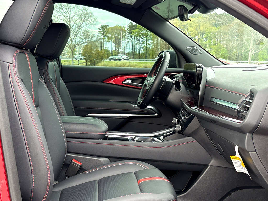 Used 2025 Chevrolet Traverse RS image 7