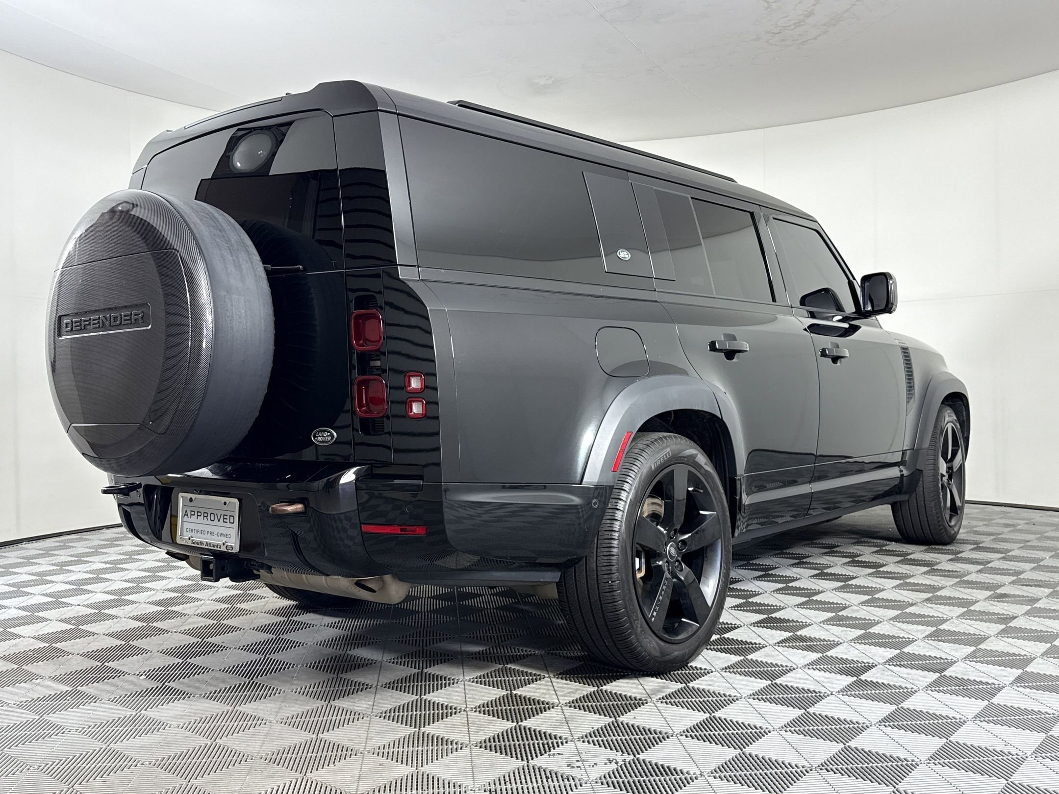 Used 2023 Land Rover Defender 130 X-Dynamic SE image 9