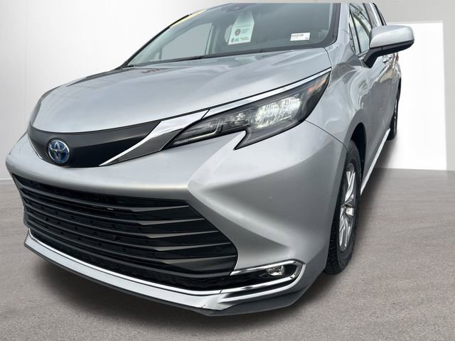 Used 2024 Toyota Sienna XLE image 35
