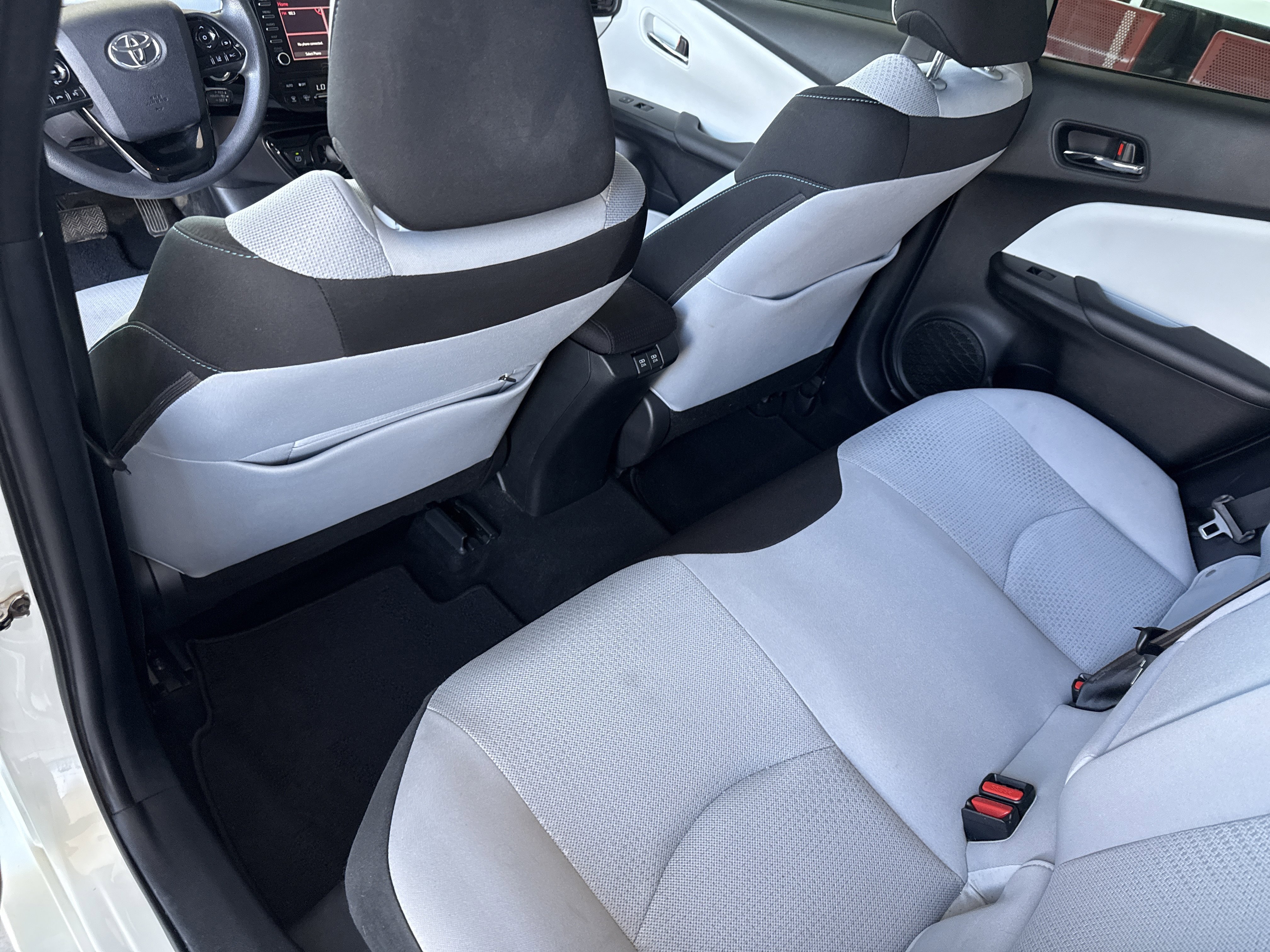Used 2020 Toyota Prius LE w/ Carpet Mat Package image 12