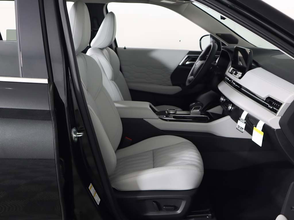 New 2025 Mitsubishi Outlander AWD image 33