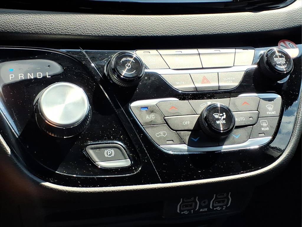 Used 2025 Chrysler Pacifica Select FWD image 6