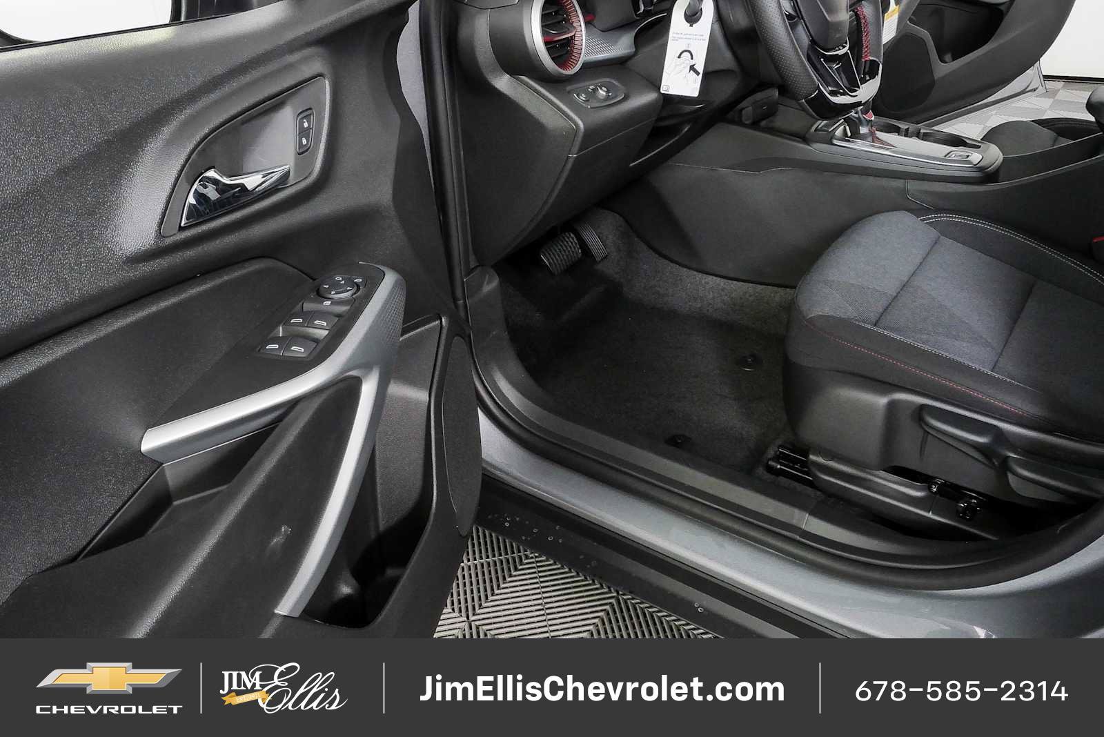New 2026 Chevrolet Trax RS w/ Sunroof Package FWD image 7