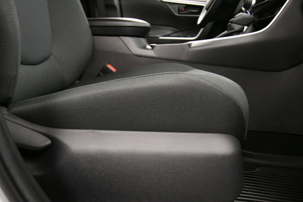 Used 2025 Toyota RAV4 LE image 25