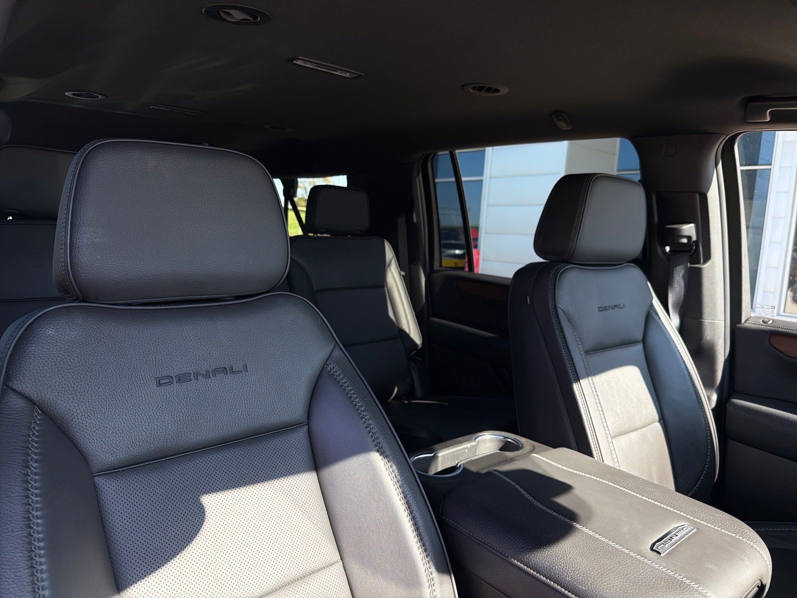 Used 2025 GMC Yukon XL Denali AWD/4WD image 31