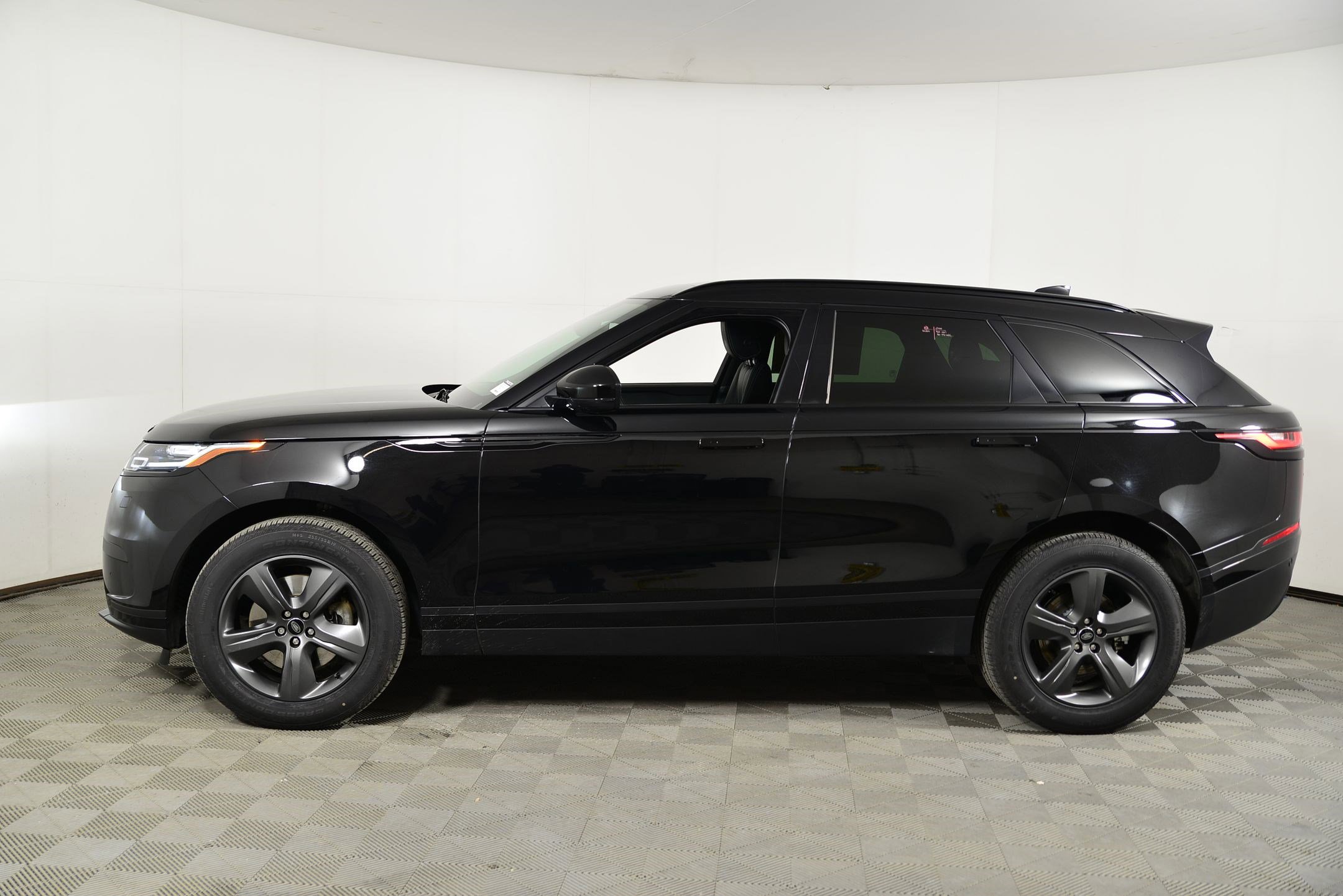 Used 2023 Land Rover Range Rover Velar S image 2