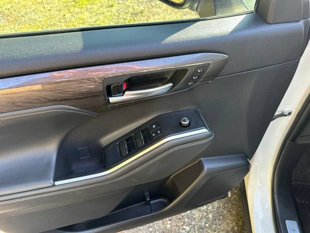 Used 2021 Toyota Highlander Limited AWD/4WD image 11